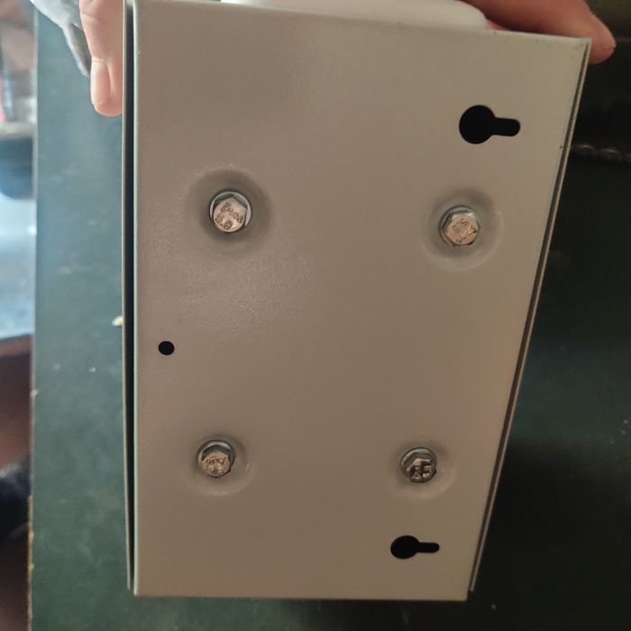 Ящик с понижающим трансформатором.