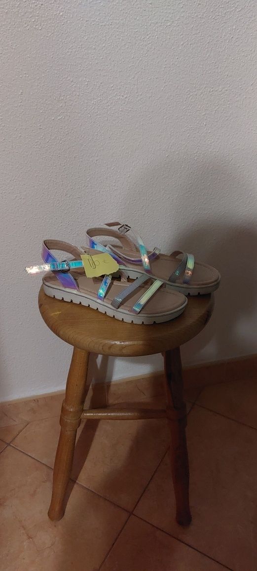Vende-se Esta sandália