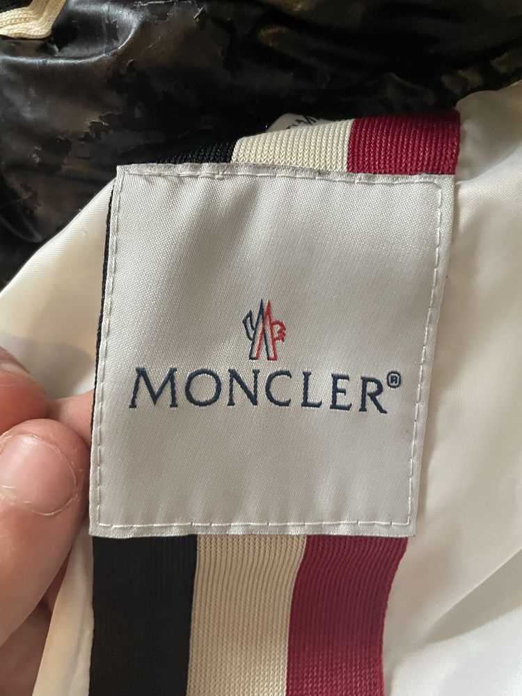 Пуховик від Moncler