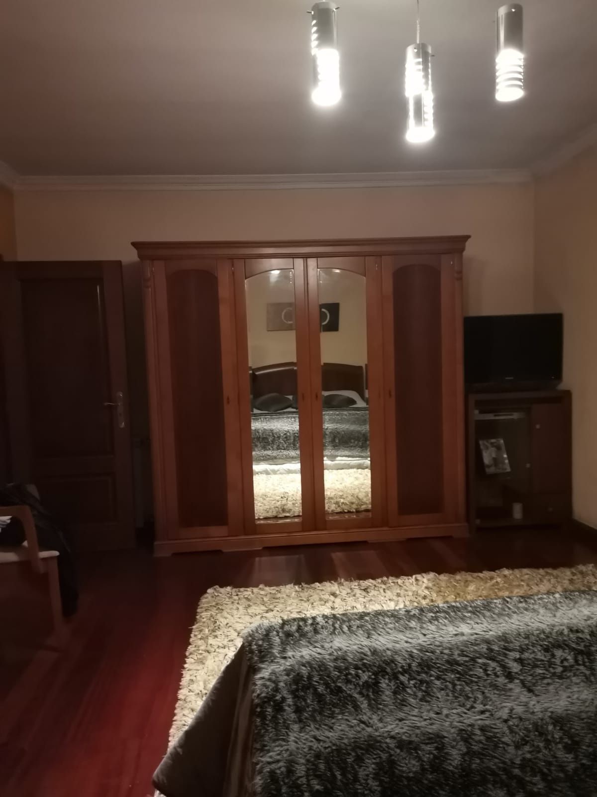 Vendo roupeiro cómoda e armário como novos e a bom preço