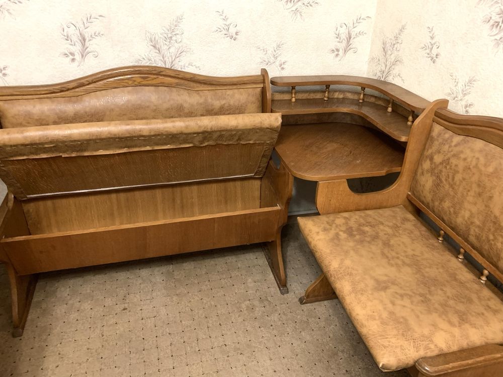 Кухонный уголок, стол и две табуретки ( дуб)
