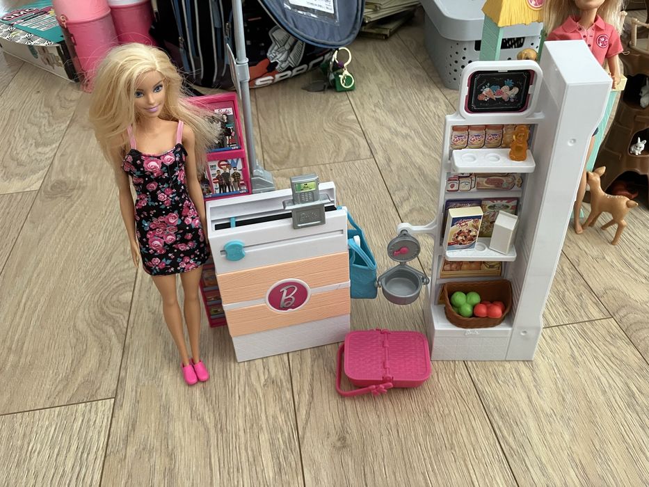 Lalka Barbie na zakupach