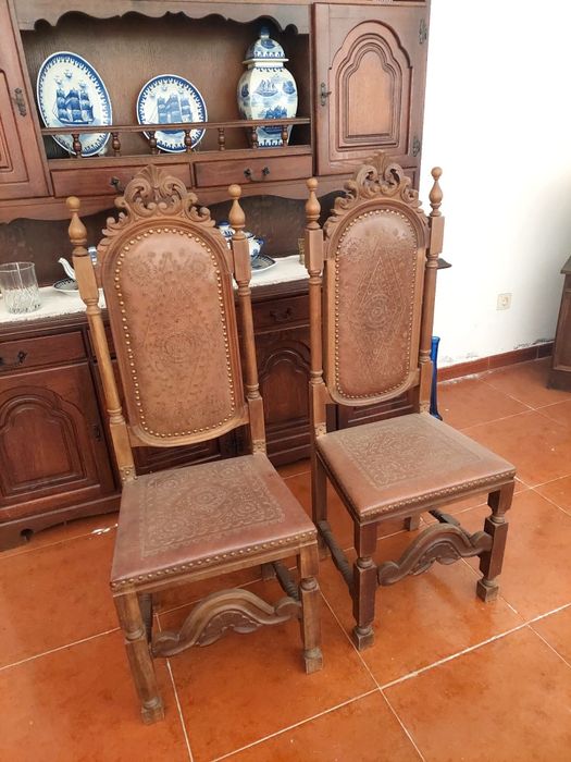 Armário em madeira maciça e cadeiras antigas