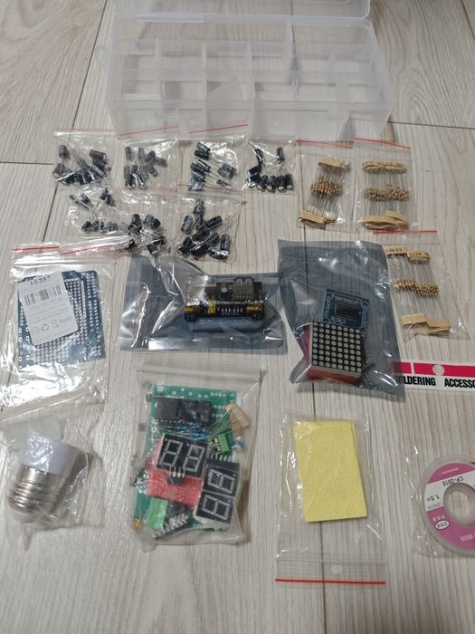 Zestaw elektronika dużo elementów wraz z plastikowym pojemnikiem