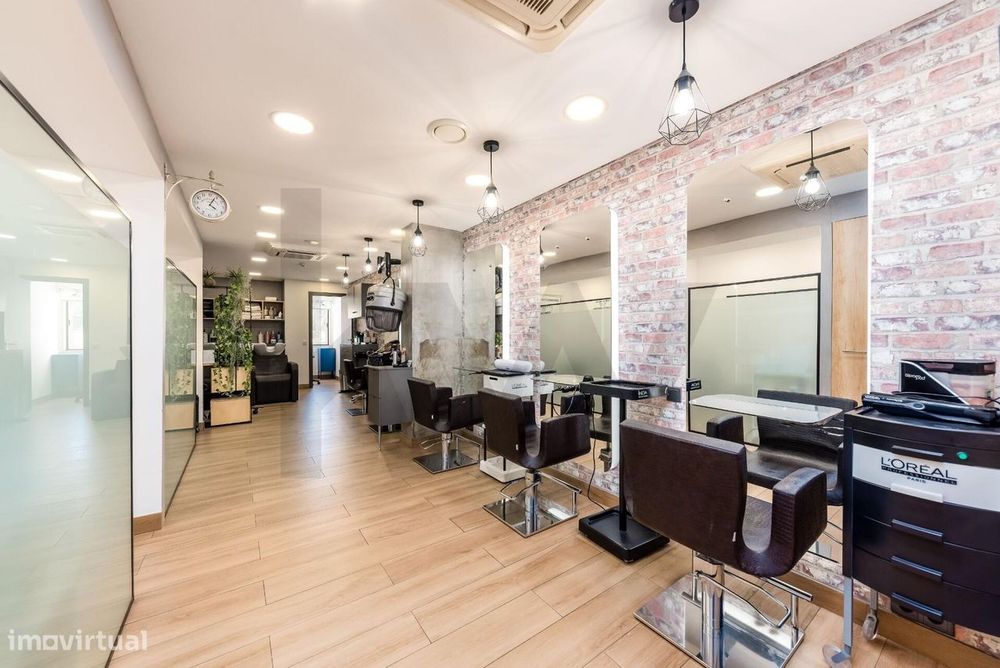 Loja com negócio de cabeleireiro no Estoril – 78 m2 - Totalmente equip