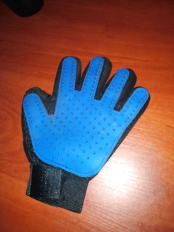 рукавиця для вичісування собак та котів