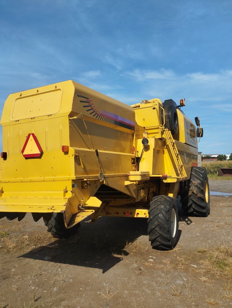 Kombajn zbożowy New Holland TC56
