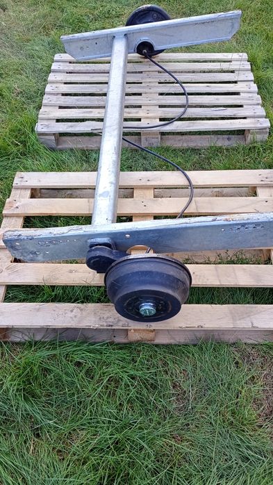 Oś hamowna knott do przyczepy lawety