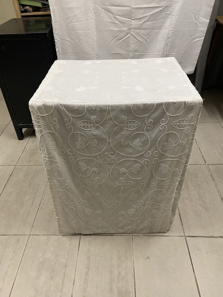 Mesa de apoio com cobertura  em tecido bordado