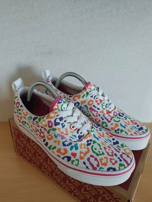 Vans Rainbow Tamanho 35 novos nunca usados, sem a caixa original.