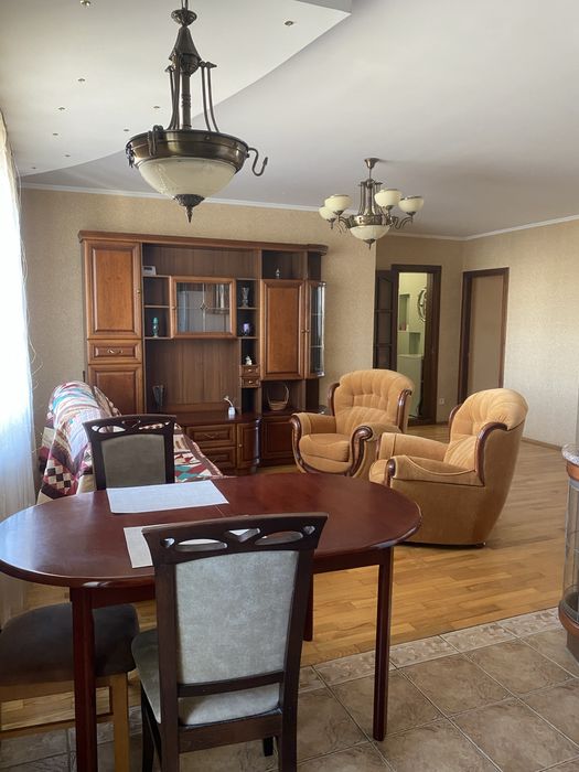 Простора  3 кім. квартира біля військ. інституту на Богуніі