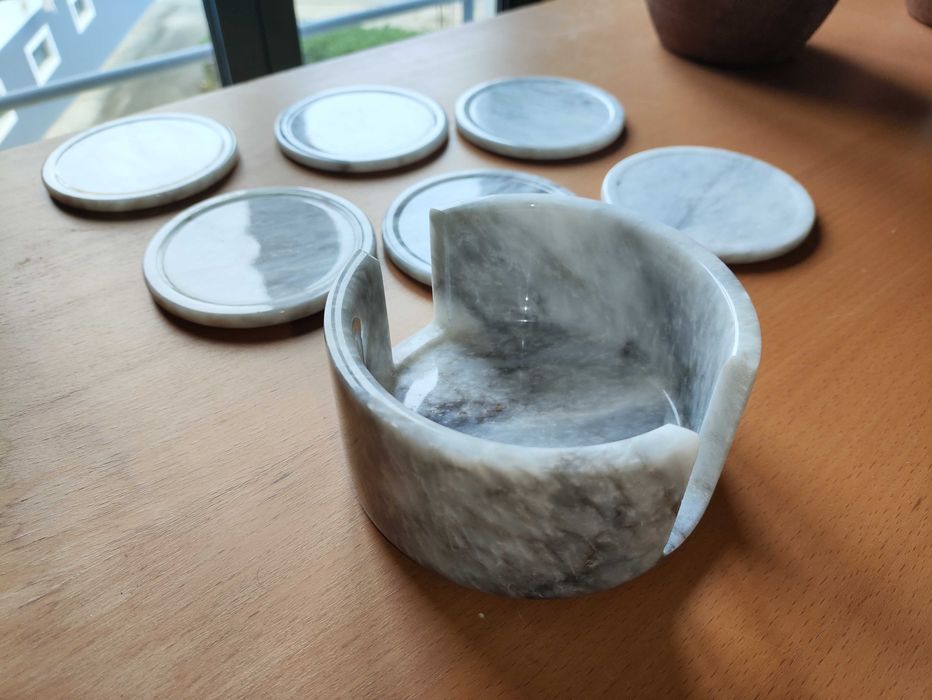 Conjunto poisa copos em Mármore natural