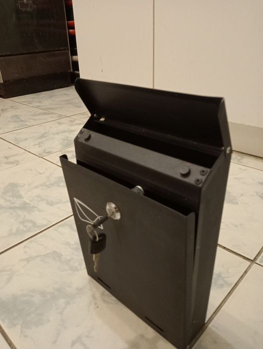 Skrzynka na listy wraz z kompletem kluczy.