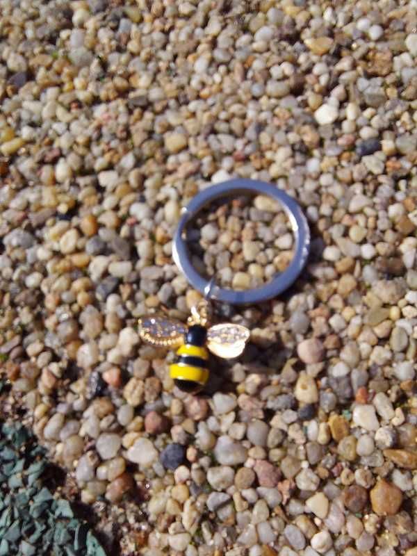 Brelok pszczoła z cyrkoniami, pszczółka bee, bee happy