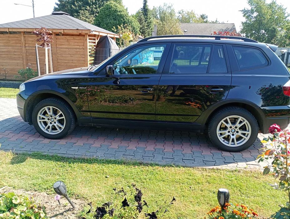Czarny, wygodny, wysoki samochód BMW X3