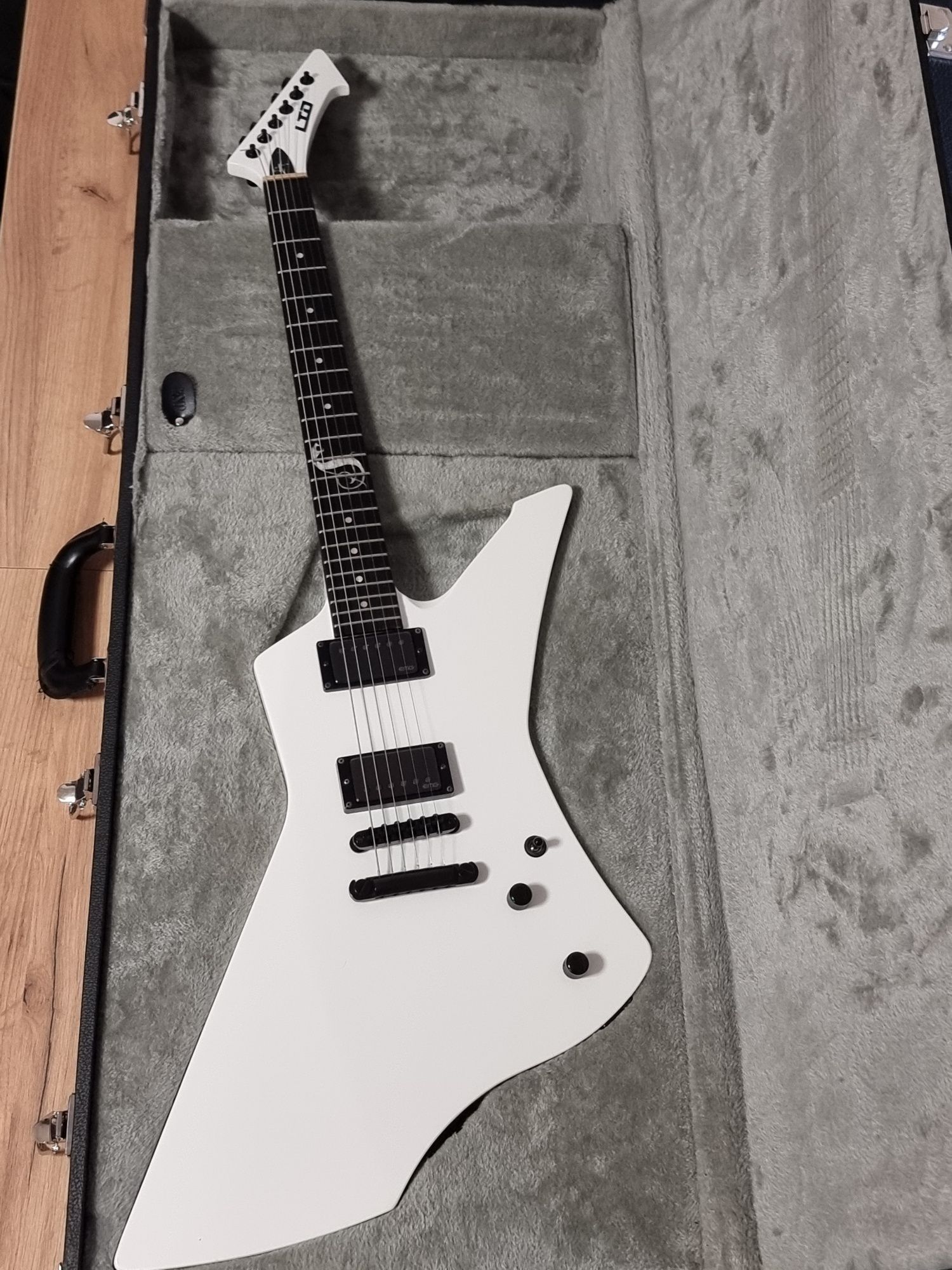 ESP LTD Snakebyte James Hetfield White Metallica EMG Het Set + CASE