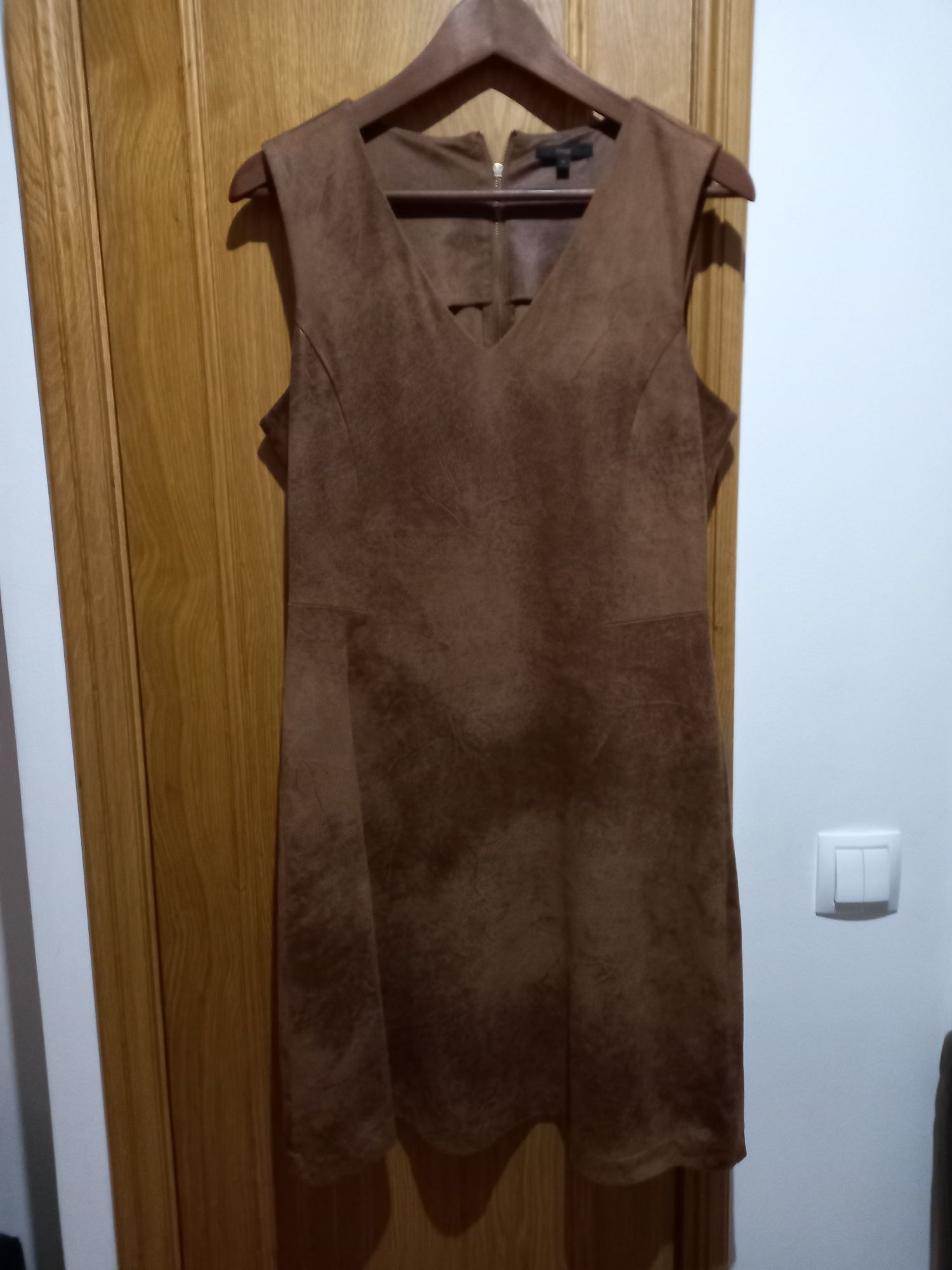 Vestido moderno completamente NOVO