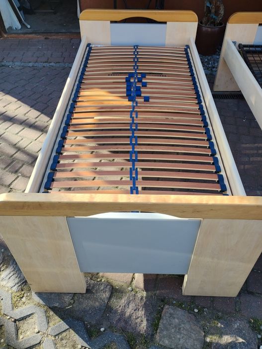 Łóżka drewniane jednoosobowe