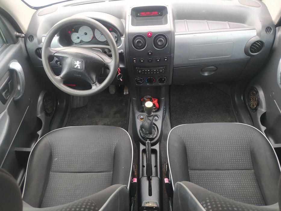 1.6 benzyna. sprawna KLIMA. 4 drzwi. HAK.