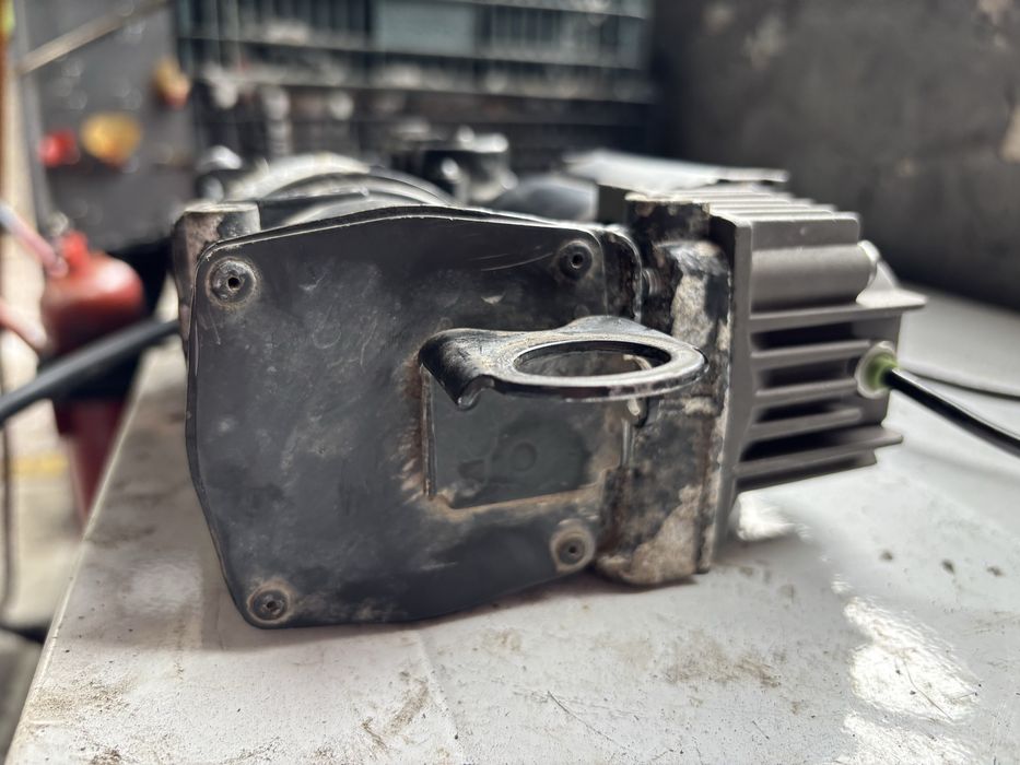 Kompresor pneumatycznego zawieszenia Audi Q7