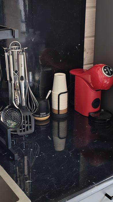 Здається подобово будиночок у лісі