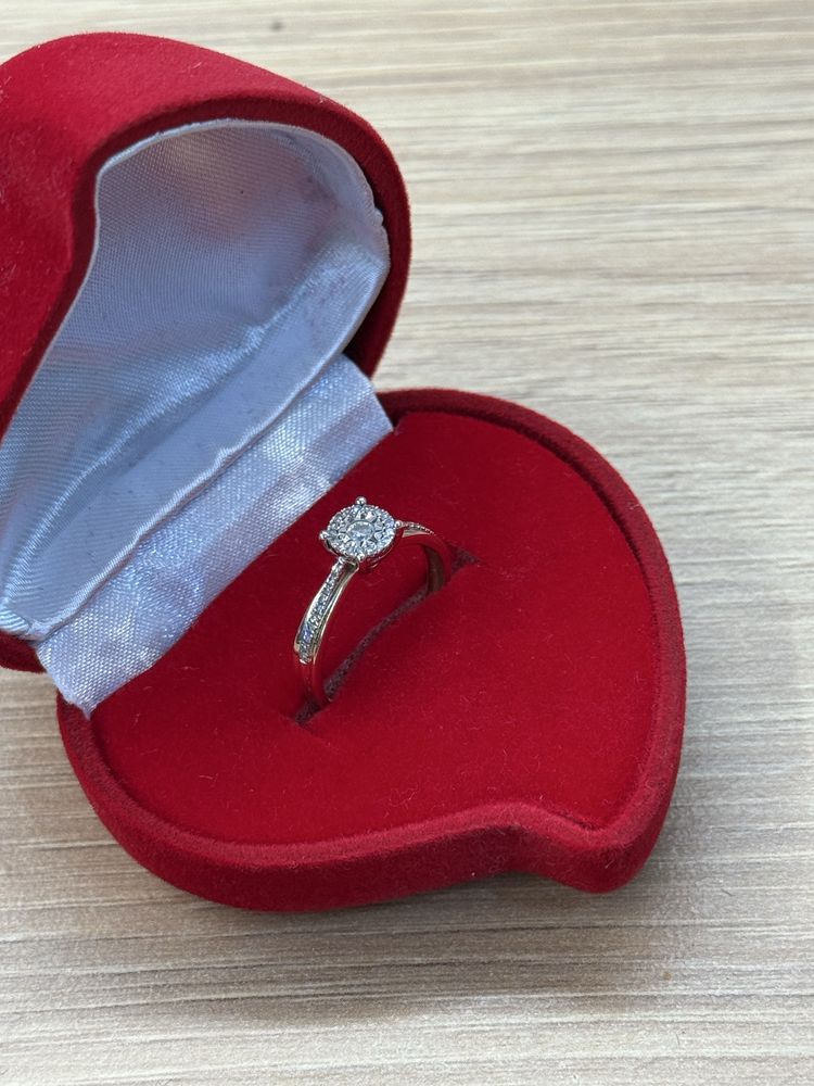 Pierścionek zaręczynowy z brylantem-diamenty