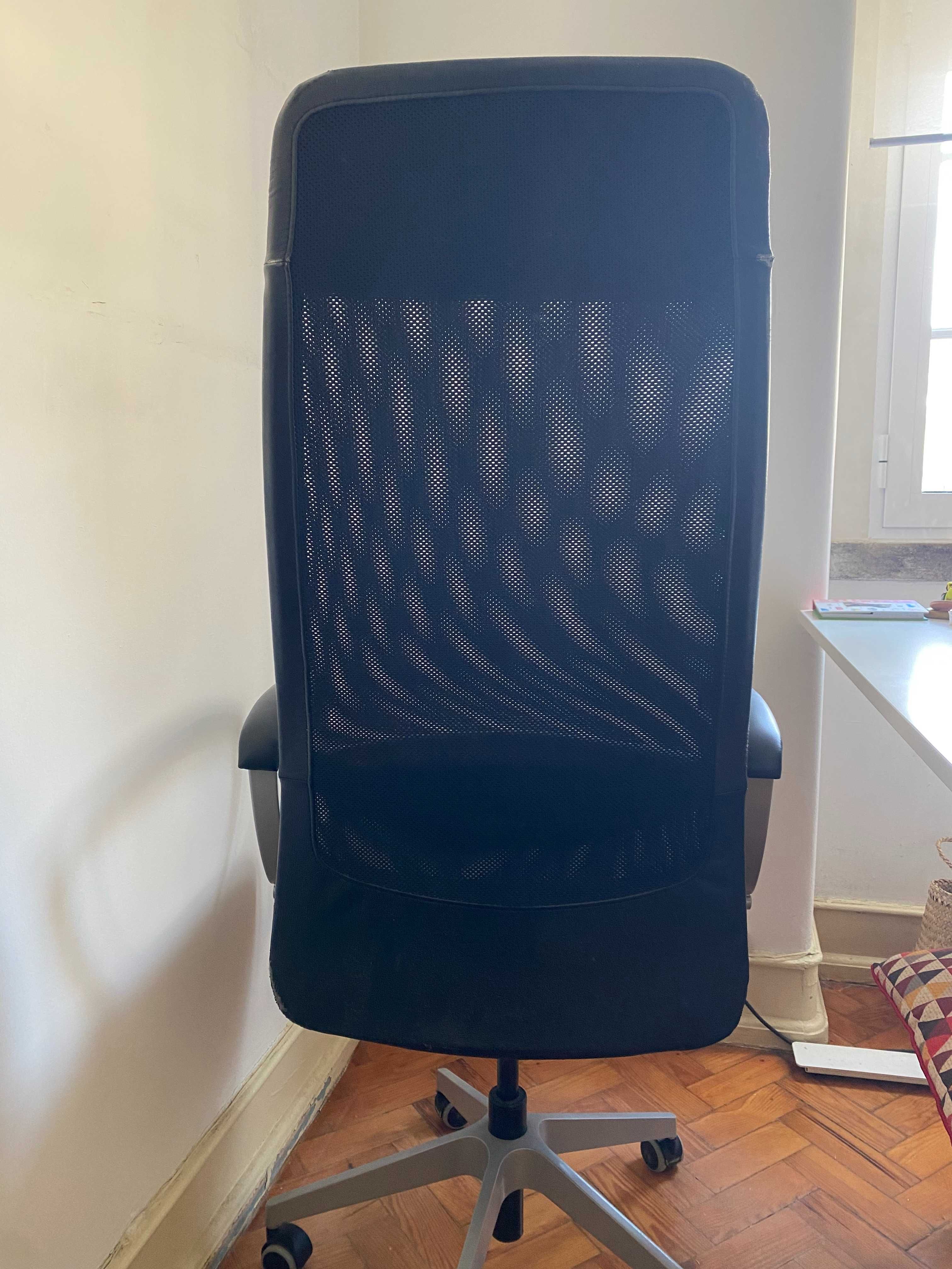 Cadeira escritorio IKEA Markus Pele Preta