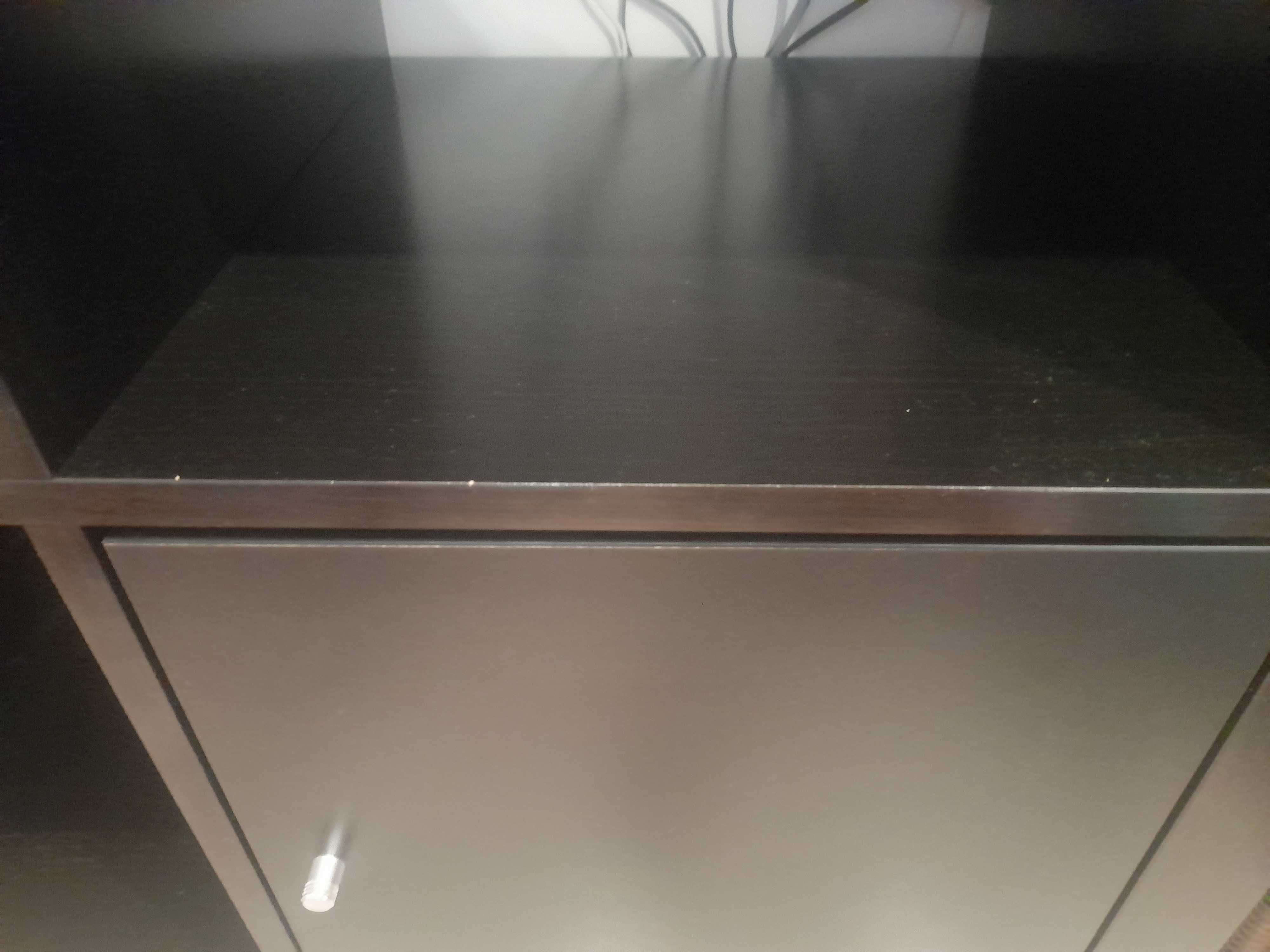 Estante com portas