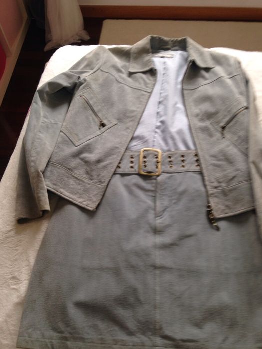 Vários casacos em pele e saias