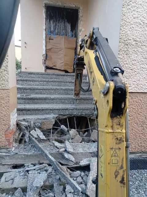 Transport, minikoparka, wiertnica, młot hydrauliczny, przyczepka