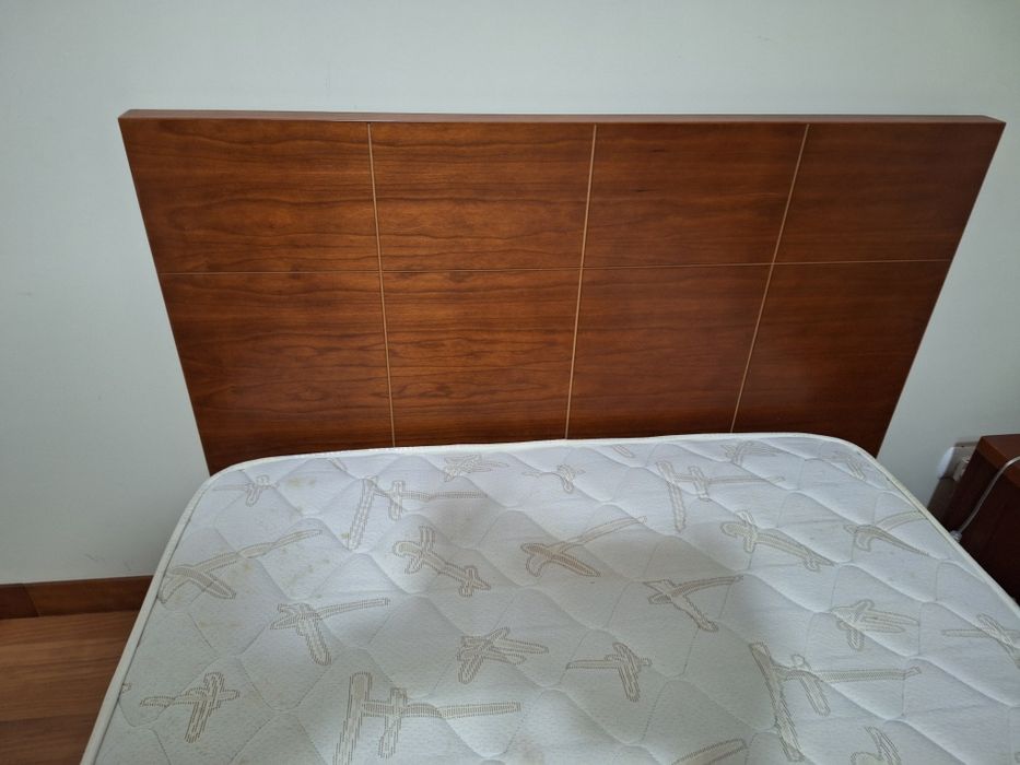 Vendo cama de .solteiro, corpo e meio , de cerejeira