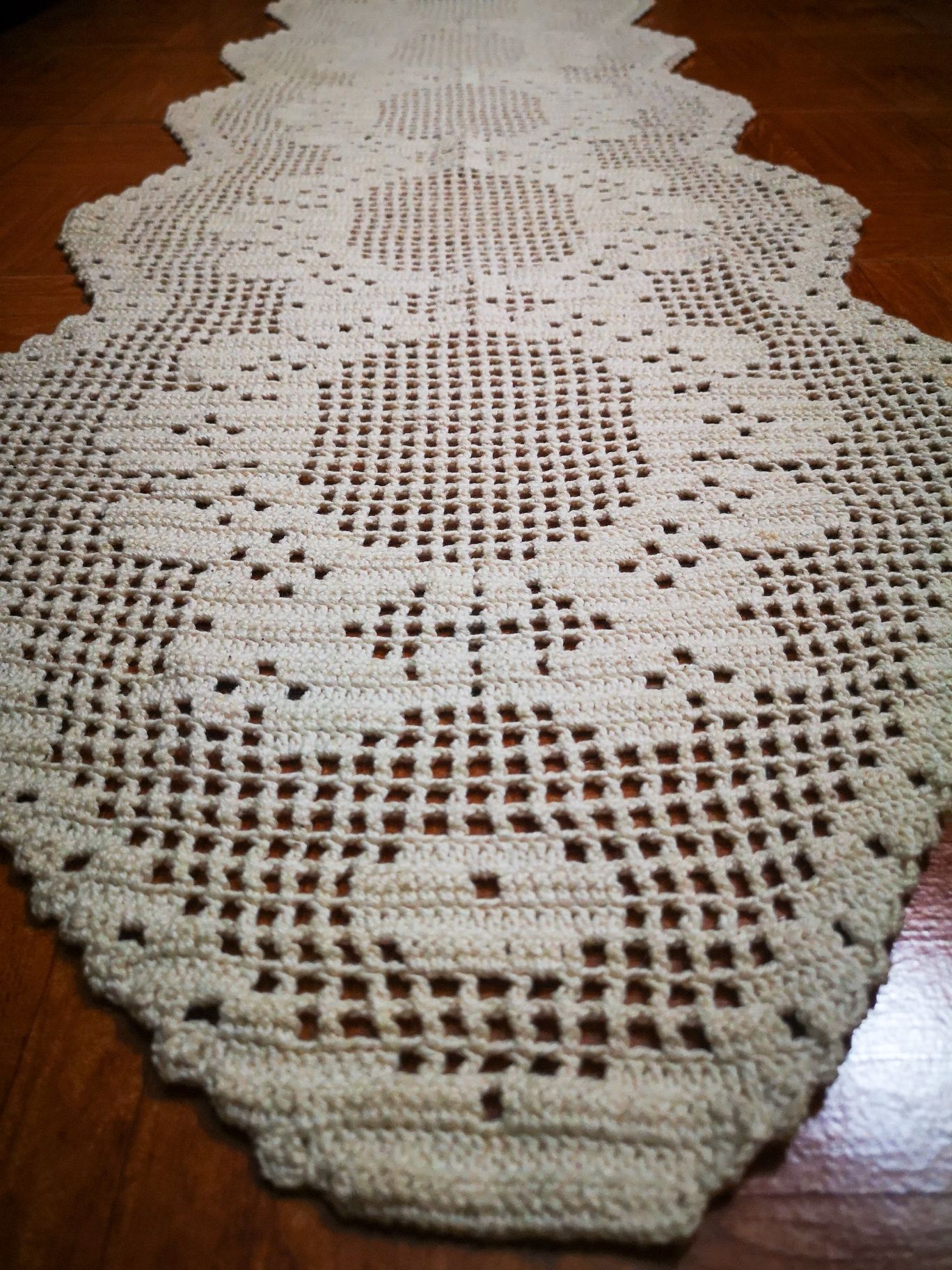 Centro de mesa em renda de crochê manual (192 cm x 47 cm)