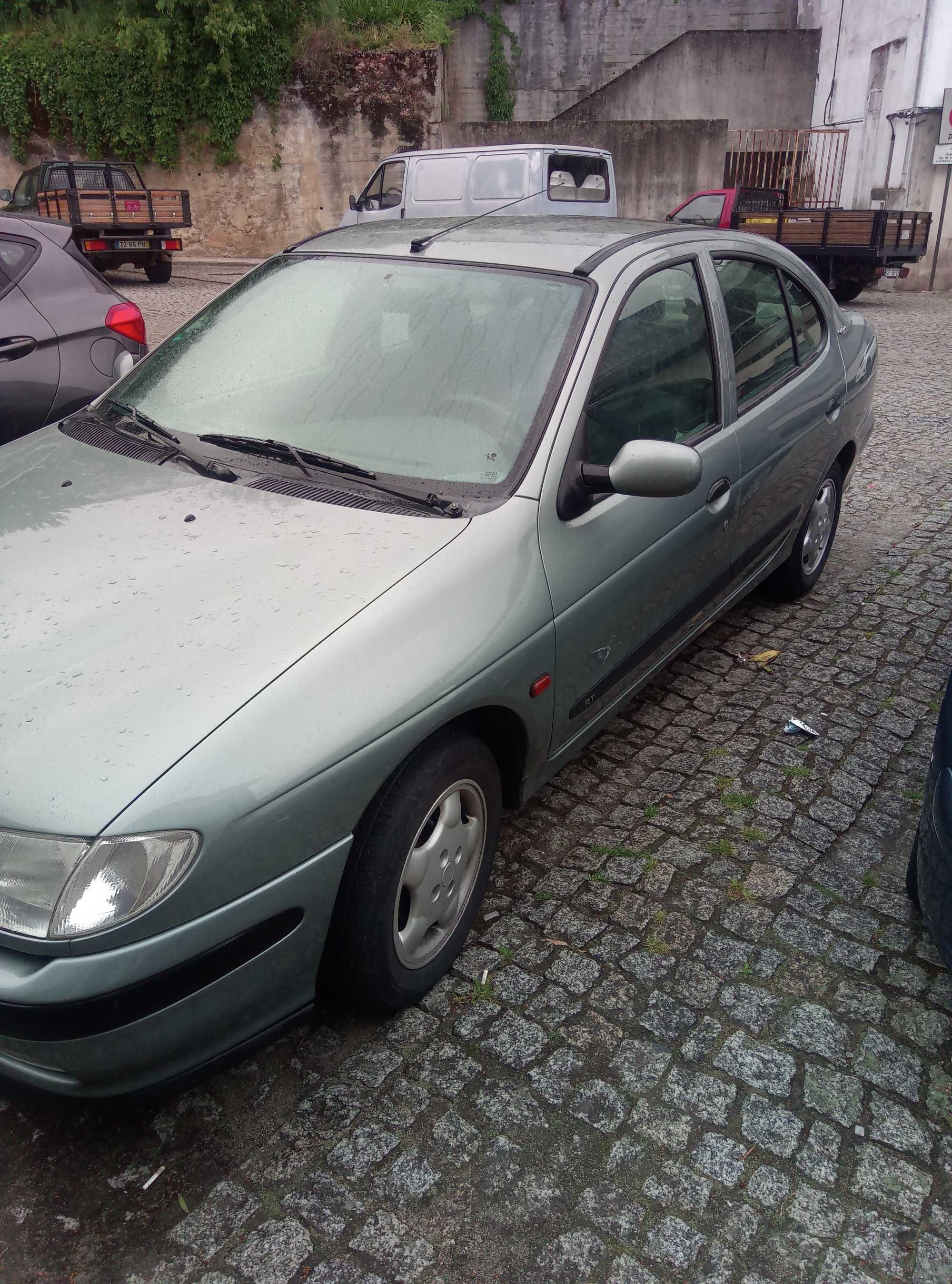 Renault Megane de 98 a gasolina com 162 000 Km