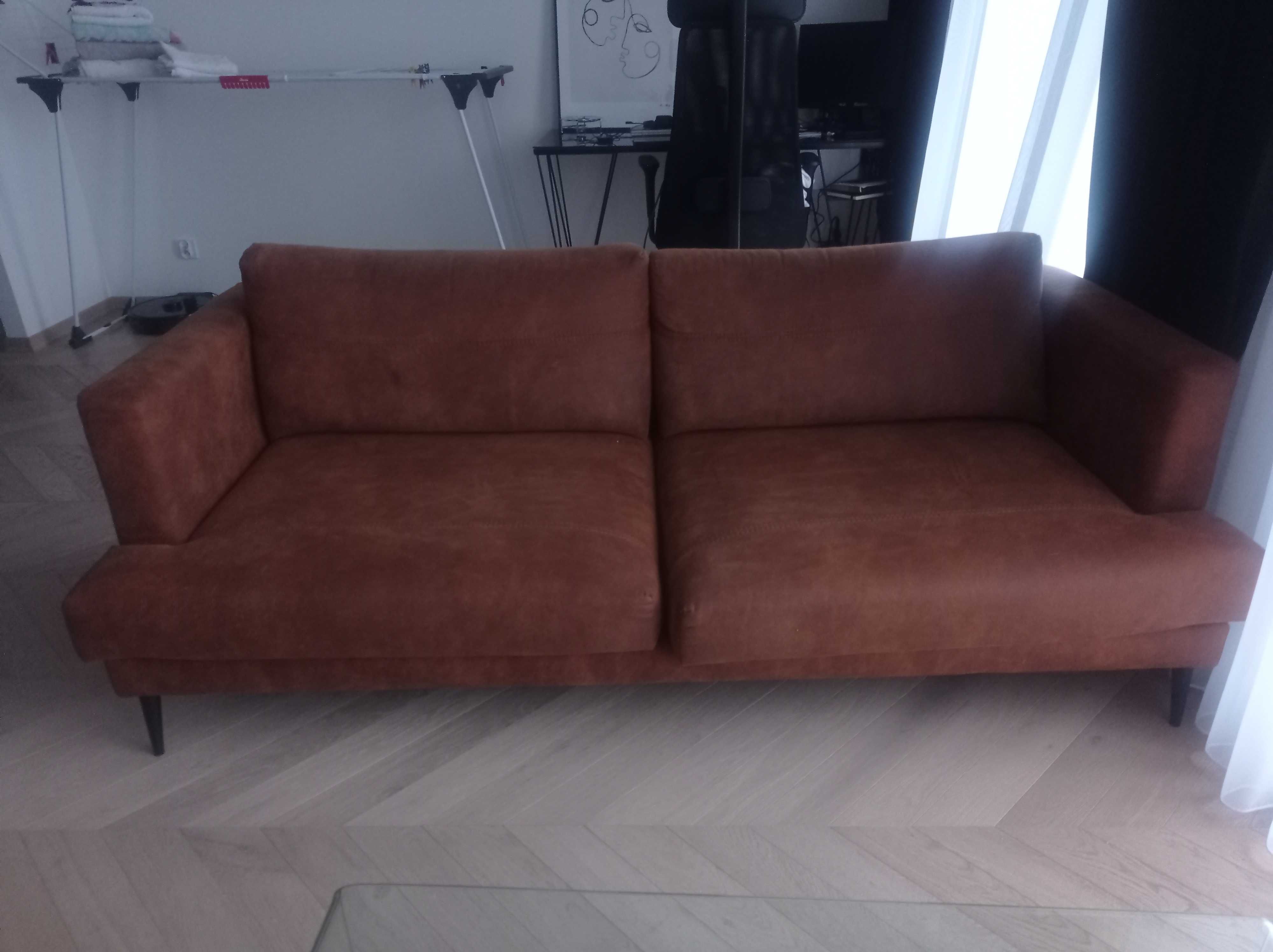 Dwuosobowa ruda/rdzawą sofa