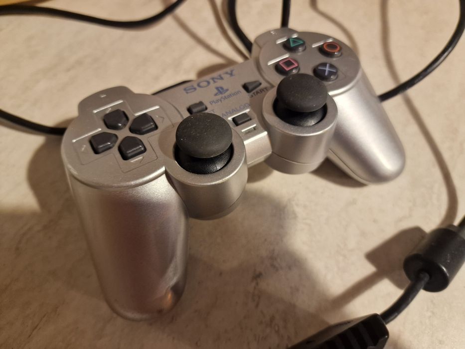 Oryginalny srebrny pad Sony Playstation PS2 Dualshock silver sprawny
