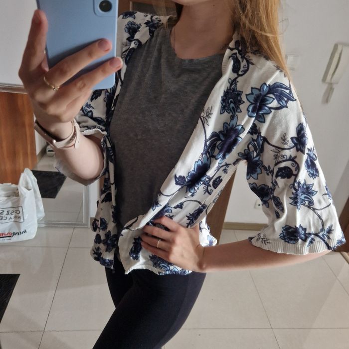 Sweterek kardigan w kwiaty