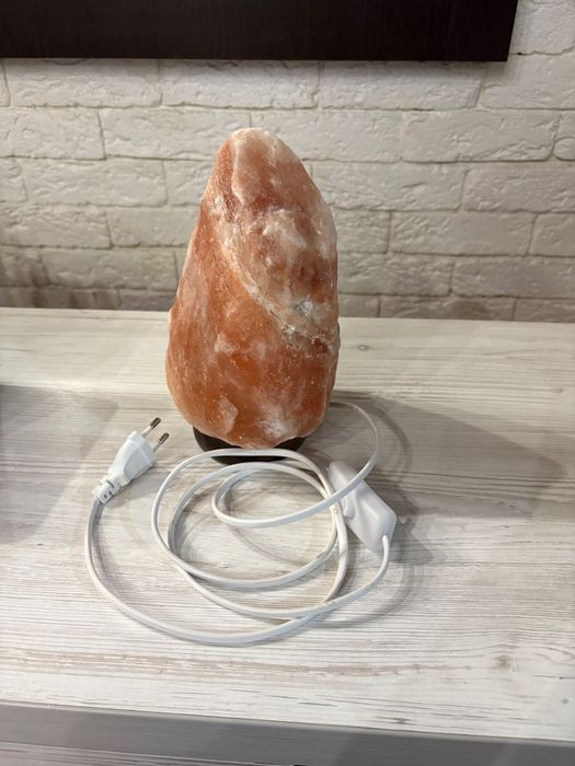 Соляна лампа на підставці