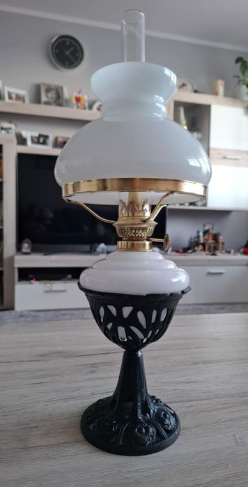 Lampa naftowa z kloszem