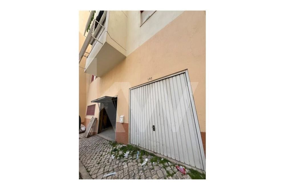 Garagem dupla, com janela e casa de banho