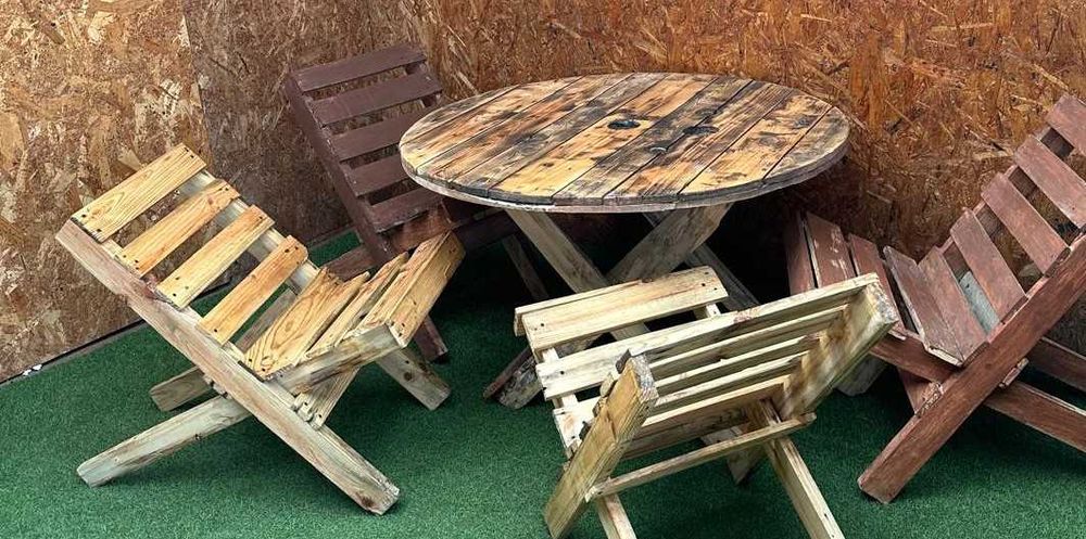 Artesanato , mesa com 4 cadeiras rebativeis