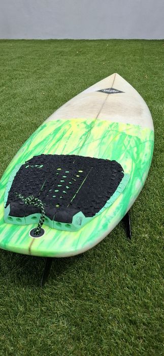 Prancha de Surf Stinky Tofu 6’2” + Saco Dakine