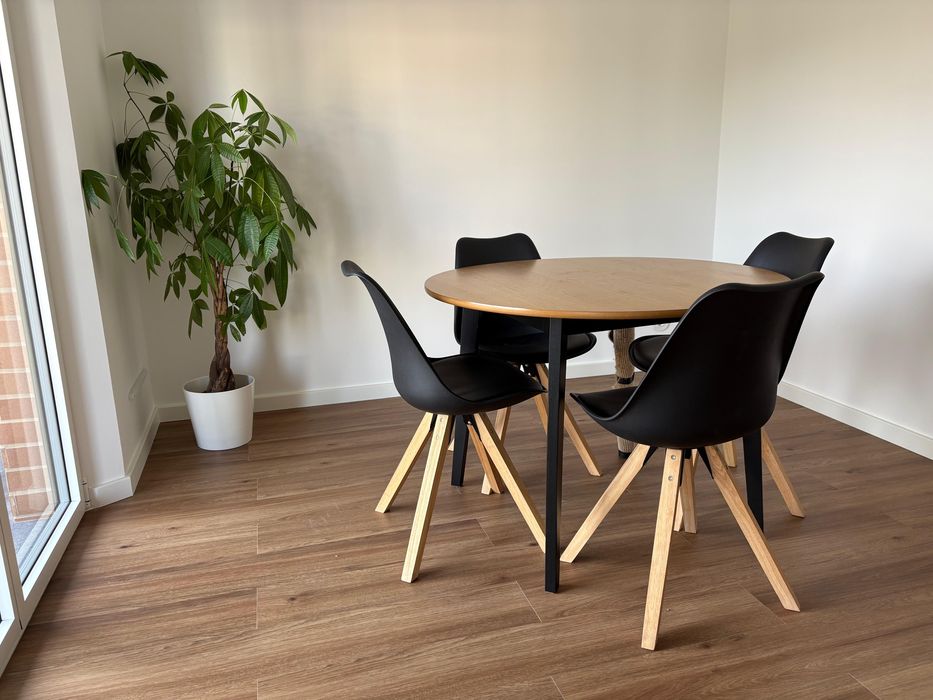 Mesa de jantar redonda (cadeiras não incluidas)