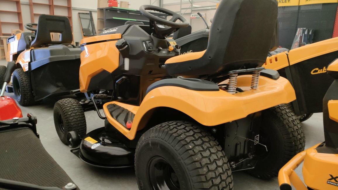 Traktor ogrodowy Cub Cadet XT1 OS107 boczny wyrzut
