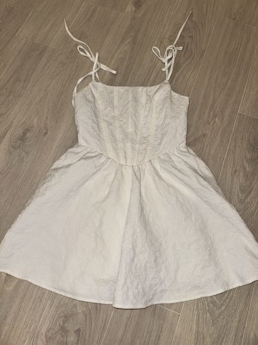 Біла сукня в корсетному стилі