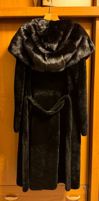 Шуба мутоновая с норковым капюшоном