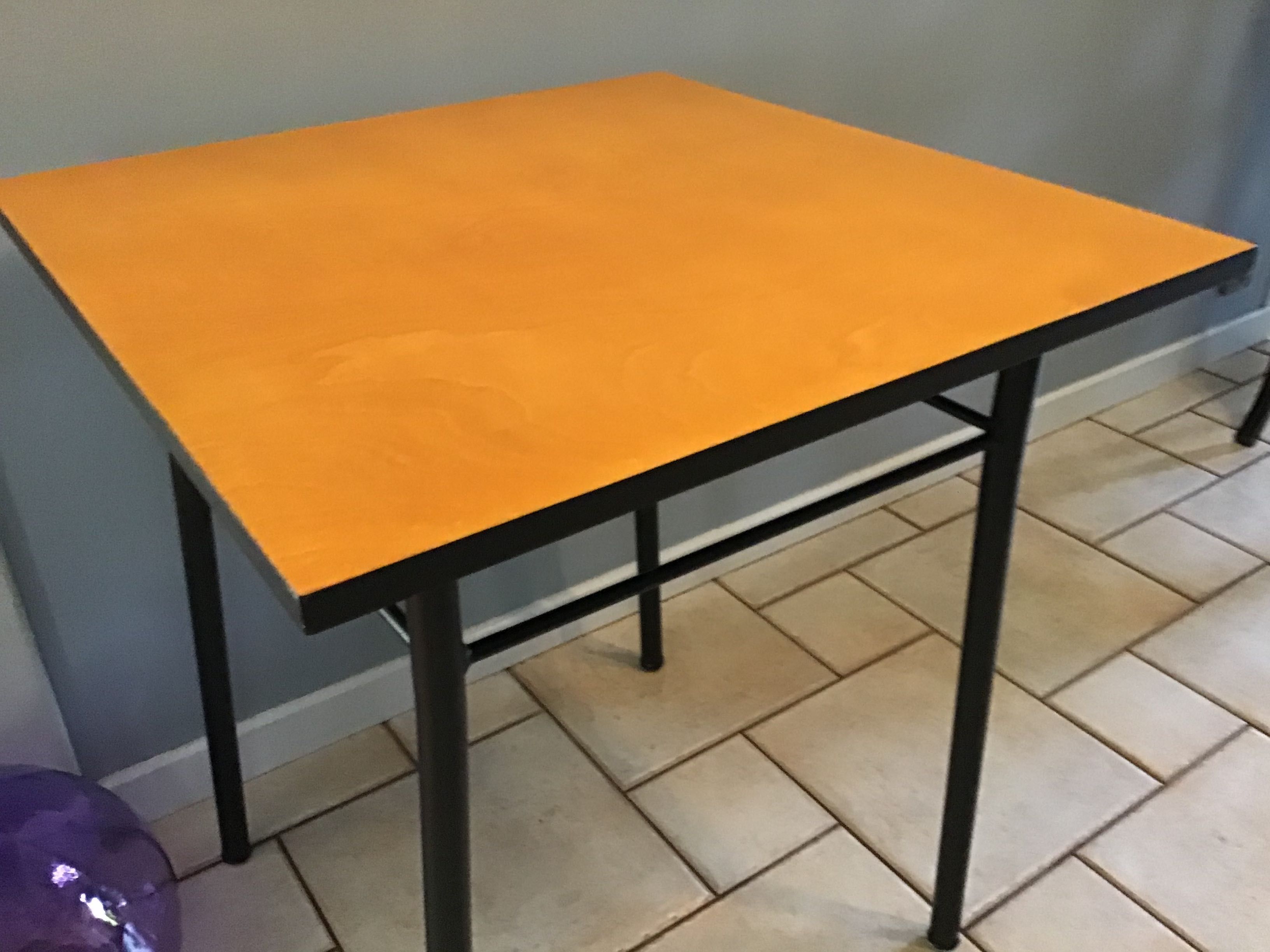 metalowo-drewniany stolik rodem z PRL