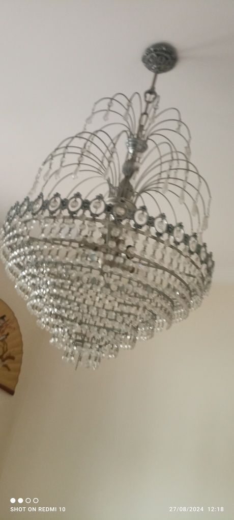 Dois lustres de cristal iguais