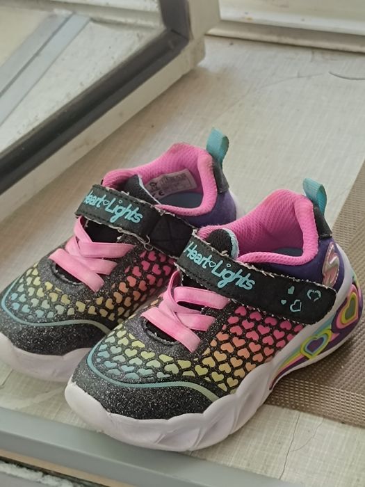 Кросівки 23 розмір Skechers (оригінал) світяться при натисканні