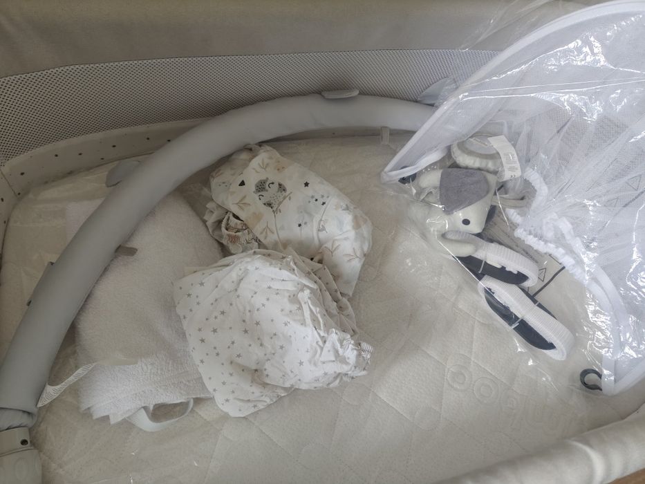 Łóżeczko Momi Revo kolor jasnoszary w komplecie z materacem manufaktur