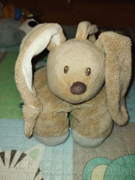 Króliczek grający kołysankę